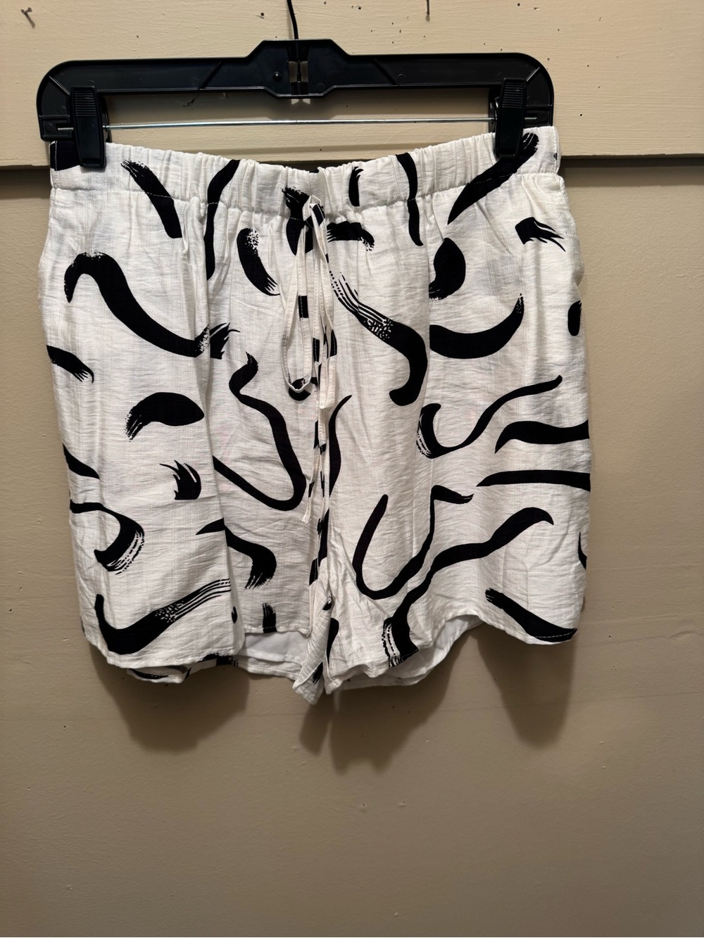 White & Black Abstract Print Women’s Shorts